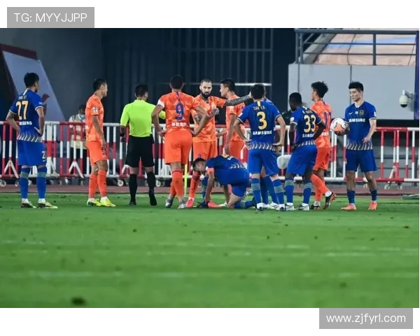 中超激战重庆队迎战山东鲁能全力争胜展现球队风采