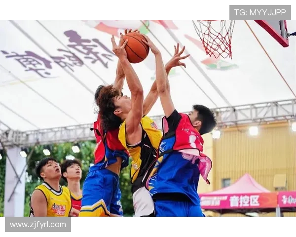 克罗急流与西雅图海的激烈对决展现篮球魅力与团队精神 克罗急流与西雅图海的激烈对决展现篮球魅力与团队精神